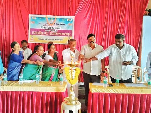  ಪರ್ವತನಹಳ್ಳಿ ಹಾಲು ಉತ್ಪಾದಕರ ಸಹಕಾರ ಸಂಘದ ವಾರ್ಷಿಕ ಸಭೆಯನ್ನು ಹಾಸನ ಹಾಲು ಒಕ್ಕೂಟದ ನಿರ್ದೇಶಕ ಟಿ.ಕೆ.ಜಗದೀಶ್ ಉದ್ಘಾಟಿಸಿದರು. ಮಹೇಶ್ವರಪ್ಪ, ಯದುರಾಜ್, ಗೌರಮ್ಮ ಇತರರಿದ್ದರು.