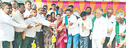 ಪಾಂಡವಪುರ ಪಟ್ಟಣದಲ್ಲಿ ಮಲತ್ಯಾಜ್ಯ ಸಂಸ್ಕರಣಾ ಘಟಕ ನಿರ್ಮಾಣ ಕಾಮಗಾರಿಗೆ ಶಾಸಕ ದರ್ಶನ್‌ಪುಟ್ಟಣ್ಣಯ್ಯ ಭೂಮಿಪೂಜೆ ನೆರವೇರಿಸಿದರು. ಮುಖ್ಯಾಧಿಕಾರಿ ಸತೀಶ್‌ಕುಮಾರ್, ವಕೀಲ ಮುರುಳಿ ಇತರರಿದ್ದರು.