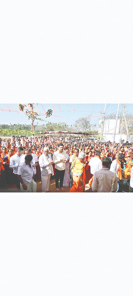 ಚುರ್ಚಿಗುಂಡಿಯಲ್ಲಿ ಶ್ರೀ ಆಂಜನೇಯ ಸ್ವಾಮಿ ನೂತನ ದೇವಾಲಯದ ಪ್ರವೇಶೋತ್ಸವದಲ್ಲಿ ಶಾಸಕ ಬಿ.ವೈ.ವಿಜಯೇಂದ್ರ, ಶಶಿಧರ್​, ಎಚ್​.ಜಿ.ರುದ್ರಗೌಡ , ಸುಧೀರ್​ ಇತರರಿದ್ದರು.