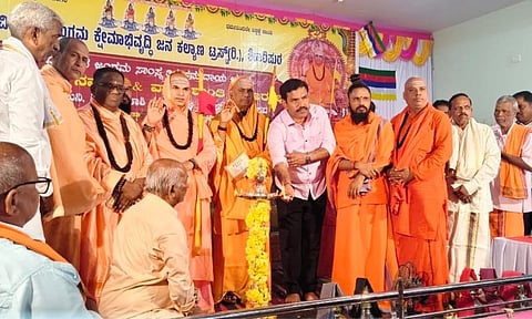 ಶಿಕಾರಿಪುರದಲ್ಲಿ ವೀರಶೈವ ಜಂಗಮ ಸಾಂಸತಿಕ ಭವನ ಹಾಗೂ ಧಾರ್ಮಿಕ ಕಾರ್ಯಕ್ರಮಗಳ ಉದ್ಘಾಟನೆಯನ್ನು ಶಾಸಕ ಬಿ.ವೈ. ವಿಜಯೇಂದ್ರ ನೆರವೇರಿಸಿದರು. ಶ್ರೀ ಚಂದ್ರಶೇಖರ ಶಿವಾಚಾರ್ಯ ಸ್ವಾಮೀಜಿ, ಸಿದ್ದಲಿಂಗ ರಾಜದೇಶಿಕೇಂದ್ರ ಸ್ವಾಮೀಜಿ, ಕೆ.ಎಚ್​.ಪುಟ್ಟಸ್ವಾಮಿ, ಕೆ.ಎಸ್​.ಗುರುಮೂರ್ತಿ ಇತರರಿದ್ದರು.