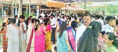 ಶ್ರೀ ಶಾರದಾ ದೇಗುಲದ ಶ್ರೀ ವಾಗ್ದೇವಿ ಅಕ್ಷರಾಭ್ಯಾಸ ಮಂಟಪದಲ್ಲಿ ಪಾಲಕರು ಮಕ್ಕಳ ಅಕ್ಷರಾಭ್ಯಾಸಕ್ಕೆ ಕಾಯುತ್ತಿರುವುದು.