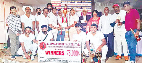 ಅಂತರ್ ಕೊಡವ ಸಮಾಜ ಕ್ರಿಕೆಟ್ ಪಂದ್ಯಾವಳಿಯಲ್ಲಿ ಚಾಂಪಿಯನ್ ಪಟ್ಟ ಗಿಟ್ಟಿಸಿಕೊಂಡ ನಾಪೋಕ್ಲು ಕೊಡವ ಸಮಾಜ ತಂಡ 