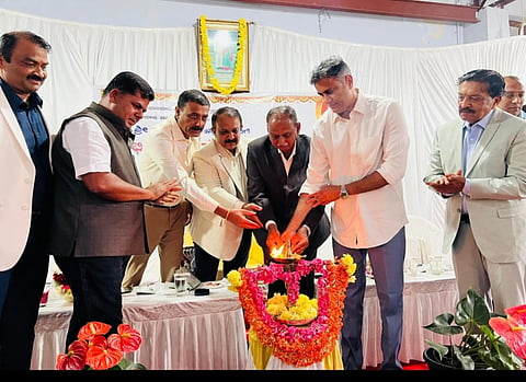   ವಿರಾಜಪೇಟೆ ಗೌಡ ಸಮಾಜದಲ್ಲಿ ಹಮ್ಮಿಕೊಂಡಿದ್ದ ಕೊಡಗು ಗೌಡ ಕ್ರೀಡಾಕೂಟದ ಕರಪತ್ರ ಬಿಡುಗಡೆ ಕಾರ್ಯಕ್ರಮವನ್ನು ಶಾಸಕ ಎ. ಎಸ್. ಪೊನ್ನಣ್ಣ ಉದ್ಘಾಟಿಸಿದರು. ತೀತಿರ ಧರ್ಮಜ ಉತ್ತಪ್ಪ , ಆನಂದ್ ಕರಂದ್ಲಾಜೆ, ಸದಾನಂದ , ಮುಕ್ಕಿಟಿ ವಾಸು ಗಣಪತಿ ಇದ್ದರು.
