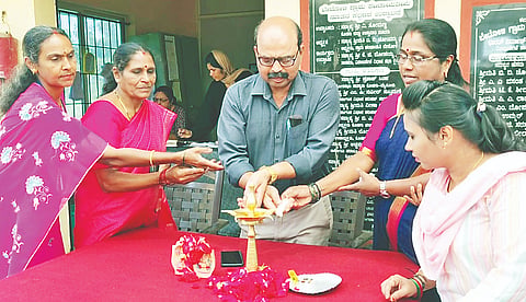 ಸಂಜೀವಿನಿ ಒಕ್ಕೂಟ ಬೇಟೋಳಿ ಇದರ ಸಹಯೋಗದಲ್ಲಿ 2025-26ನೇ ಸಾಲಿನ ದ್ವಿತೀಯ ಸಂತೆ ಮೇಳ ಕಾರ್ಯಕ್ರಮವನ್ನು ಪಿಡಿಒ ಬಿ.ಮಣಿ ಉದ್ಘಾಟಿಸಿದರು. ಪ್ರಮೀಳಾ, ತುಳಸಿ, ವಿದ್ಯಾ, ಶೋಭಾ, ಮುತ್ತಮ್ಮ ಇತರರಿದ್ದರು.
