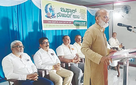 ವಿರಾಜಪೇಟೆಯಲ್ಲಿ ಸದ್ಭಾವನಾ ಮಂಚ್ ಏರ್ಪಡಿಸಿದ್ದ ಇಫ್ತಾರ್ ಸೌಹಾರ್ದ ಕೂಟದಲ್ಲಿ ಜಮಾಅತೆ ಇಸ್ಲಾಮೀ ಹಿಂದ್ ರಾಜ್ಯ ಕಾರ್ಯದರ್ಶಿ ಅಕ್ಬರಲಿ ಉಡುಪಿ ಮಾತನಾಡಿದರು. ಅಮ್ಮುಣಿಚಂಡ ರವಿ ಉತ್ತಪ್ಪ,  ಕಾಣತಂಡ ಜಗದೀಶ್,ಕೆ.ಪಿ.ರಷೀದ್, ಎ.ಸಿ.ಚೋಪಿ ಜೋಸೆಫ್,  ಪಿ.ಕೆ. ಮುಹಮ್ಮದ್ ಇದ್ದರು.