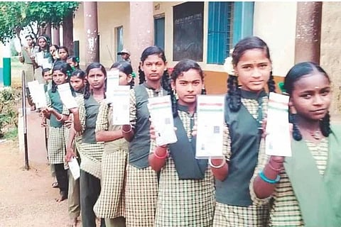 ಶಾಲಾ ಸಂಸತ್ ಚುನಾವಣೆ ನಿಮಿತ್ತ ಹುಲೇಗುಡ್ಡ ಸರ್ಕಾರಿ ಶಾಲೆಯಲ್ಲಿ ವಿದ್ಯಾರ್ಥಿಗಳು ಆಧಾರ್ ಕಾರ್ಡ್‌ಗಳೊಂದಿಗೆ ಸರದಿಯಲ್ಲಿ ನಿಂತು ಮತ ಚಲಾಯಿಸಿದರು.