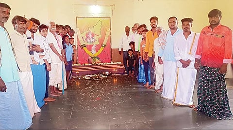 ಯಲಬುರ್ಗಾ ತಾಲೂಕಿನ ತರಲಕಟ್ಟಿ ಗ್ರಾಮದಲ್ಲಿ ಮಹರ್ಷಿ ವಾಲ್ಮೀಕಿ ಜಯಂತಿ ಹಾಗೂ ಕನ್ನಡ ರಾಜ್ಯೋತ್ಸವ ಆಚರಿಸಲಾಯಿತು. ತರಲಕಟ್ಟಿ ಹಿರೇಮಠದ ಗವಿಸಿದ್ದಯ್ಯ ಸ್ವಾಮಿ, ಗ್ರಾಪಂ ಮಾಜಿ ಅಧ್ಯಕ್ಷ ಹನುಮಂತಪ್ಪ ಗೊಂದಿ, ಸಾಮಾಜಿಕ ಹೋರಾಟಗಾರ ಶ್ರೀಕಾಂತಗೌಡ ಮಾ.ಪಾ, ಪ್ರಮುಖರಾದ ಸುರೇಶ ಬಡಗಿ, ಶಿವು ಬ್ಯಾಳಿ, ವಿನೋದ ಬ್ಯಾಳಿ, ಯಮನೂರಪ್ಪ ಬೆನಕನಾಳ, ಕಟ್ಟೆಪ್ಪ ತಳವಾರ, ಅಕ್ಷಯ ಹಗೆದಾಳ ಇತರರಿದ್ದರು.