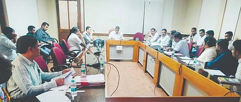 ಬೆಂಗಳೂರಿನ ವಿಕಾಸಸೌಧದಲ್ಲಿ ಶಾಸಕ ಎ.ಎಸ್.ಪೊನ್ನಣ್ಣ ನೇತೃತ್ವದಲ್ಲಿ ವಿರಾಜಪೇಟೆ ವಿಧಾನಸಭಾ ಕ್ಷೇತ್ರದ ವಿವಿಧ ಅಭಿವೃದ್ಧಿ ಕಾಮಗಾರಿಗಳ ಪ್ರಗತಿ ಪರಿಶೀಲನಾ ಸಭೆ ಆಯೋಜಿಸಲಾಗಿತ್ತು. ಕೊಡಗು ಜಿಲ್ಲಾ ಗ್ಯಾರಂಟಿ ಅನುಷ್ಠಾನ ಸಮಿತಿ ಅಧ್ಯಕ್ಷ ತಿತೀರ ಧರ್ಮಜ ಉತ್ತಪ್ಪ, ಮಾಜಿ ಜಿಲ್ಲಾ ಪಂಚಾಯಿತಿ ಸದಸ್ಯ ಬಾನಂಡ ಪ್ರತ್ಯು ಇತರರು ಇದ್ದರು.