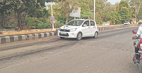 ಹುನಗುಂದ ನಗರದಲ್ಲಿ ತಹಸೀಲ್ದಾರ ಕಚೇರಿಯ ಎದುರು ಇರುವ ಅವೈಜ್ಞಾನಿಕ ಸ್ಪೀಡ್ ಬ್ರೇಕರ್.