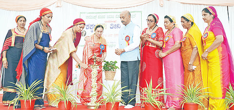 ನಾಪೋಕ್ಲು ಕೊಡವ ಸಮಾಜದ ಪೊಮ್ಮಕ್ಕಡ  ಪರಿಷತ್ ವತಿಯಿಂದ  ಕೊಡವ ಸಮಾಜದಲ್ಲಿ ಭಾನುವಾರ ಆಯೋಜಿಸಿದ್ದ ಕಕ್ಕಡ ತೀನಿ ನಮ್ಮೆ ಸಭಾ ಕಾರ್ಯಕ್ರಮವನ್ನು ಲೇಖಕಿ ಐಚಂಡ ರಶ್ಮಿ ಪೂವಮ್ಮ ಉದ್ಘಾಟಿಸಿದರು.