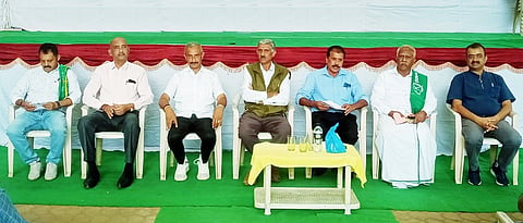ನಾಪೋಕ್ಲು ಕೊಡವ ಸಮಾಜದ ಸಭಾಂಗಣದಲ್ಲಿ ಭಾರತೀಯ ಕಿಸಾನ್ ಸಂಘದಿಂದ ಮಂಗಳವಾರ ಹಮ್ಮಿಕೊಂಡಿದ್ದ ಕಾಫಿ ಬೆಳೆಗಾರರ ಸಮಸ್ಯೆ ಕುರಿತ ಸಭೆಯಲ್ಲಿ ಕಾಫಿ ರಾಷ್ಟ್ರೀಯ ಪಾನೀಯ ಹೋರಾಟ ಸಮಿತಿ ಸಂಚಾಲಕ ಮಾಚಿಮಾಡ ರವೀಂದ್ರ, ಭಾರತೀಯ ಕಿಸಾನ್ ಸಂಘದ ರಾಜ್ಯ ಸಂಘಟನಾ ಕಾರ್ಯದರ್ಶಿ ನಾರಾಯಣ ಸ್ವಾಮಿ, ಕಾಫಿ ಮಂಡಳಿ ಸದಸ್ಯರಾದ ತಳೂರು ಕಿಶೋರ ಕುಮಾರ್, ಕಿಸಾನ್ ಸಂಘದ  ಜಿಲ್ಲಾಧ್ಯಕ್ಷ ಪ್ರವೀಣ್ ಇತರರು ಇದ್ದರು. 