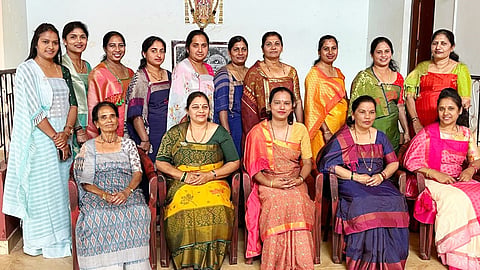  ಮುರ್ನಾಡು ಗೌಡ ಸಮಾಜದ ಸಭಾಂಗಣದಲ್ಲಿ ಆಯೋಜಿಸಿದ  ಸ್ಥಾಪನಾ  ಸಭೆಯಲ್ಲಿ ಮಹಿಳಾ ಒಕ್ಕೂಟದ  ನೂತನ ಪದಾಧಿಕಾರಿಗಳ ಅವಿರೋಧ ಆಯ್ಕೆ ಮಾಡಲಾಯಿತು.