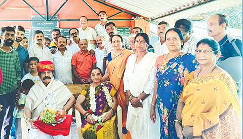 ಕುಂದಚೇರಿ ಗ್ರಾಮದ ಕಲ್ಲುತಿರಿಕೆ ಈಶ್ವರ ದೇವಾಲಯದ ಪುರೋಹಿತ ಪ್ರಭಾಕರ ಭಟ್ ಅವರನ್ನು ಗ್ರಾಮಸ್ಥರು ಸನ್ಮಾನಿಸಿದರು.