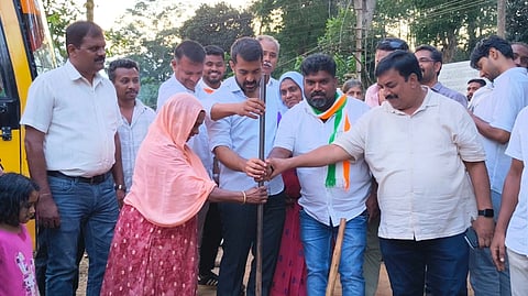 ನೆಲ್ಯಹುದಿಕೇರಿ ವ್ಯಾಪ್ತಿಯಲ್ಲಿ ವಿವಿಧ ಅಭಿವೃದ್ಧಿ ಕಾಮಗಾರಿಗಳಿಗೆ ಶಾಸಕ ಡಾ.ಮಂತರ್ ಗೌಡ ಇತ್ತೀಚೆಗೆ ಭೂಮಿಪೂಜೆ ನೆರವೇರಿಸಿದ ರು. ಸಾಬು ವರ್ಗೀಸ್, ವಿ.ಪಿ.ಶಶಿಧರ್, ಎಂ.ಕೆ.ಹಕೀಂ, ಧನಲಕ್ಷ್ಮೀ, ಕೆ.ಎಂ.ಸೈಯದ್ ಬಾವ ಇತರರಿದ್ದರು.