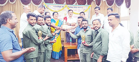 ಪವರ್‌ಮನ್ ದಿನದ ಅಂಗವಾಗಿ ಆಯೋಜಿಸಿದ್ದ ಕ್ರಿಕೇಟ್ ಪಂದ್ಯಾವಳಿಯಲ್ಲಿ ವಿಜೇತರಿಗೆ ಟ್ರೋಫಿ ವಿತರಿಸಲಾಯಿತು.