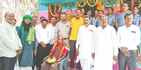 ಕಕ್ಕೇರಾ ಬಳಿಯ ಆಯಕಟ್​ ರೋಡ್​ ನಿವಾಸಿ ಮೈಹಿಬೂಬಿ ದೇವಾಪುರ್​ ಅವರಿಗೆ ಧರ್ಮಸ್ಥಳ ಗ್ರಾಮಾಭಿವೃದ್ಧಿಯ ವಾತ್ಸಲ್ಯ ಕಾರ್ಯಕ್ರಮದಡಿ 1.35ಲಕ್ಷ ರೂ. ವೆಚ್ಚದಲ್ಲಿ ನಿರ್ಮಿಸಿದ ಮನೆಯನ್ನು ಮಂಗಳವಾರ ಹಸ್ತಾಂತರಿಸಲಾಯಿತು. ವಸಂತಗೌಡ, ನಾಗೇಶ, ಅಮರಪ್ಪ ಮಂಡಿ, ರಮೇಶ ಶೆಟ್ಟಿ, ಸುರಿಯಾಬೇಗಂ ಇತರರಿದ್ದರು.