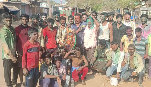 ಯುಗಾದಿ ಹಬ್ಬದ ನಿಮಿತ್ತ ಕಕ್ಕೇರಾ ಪಟ್ಟಣದ ಯುವಕರು ಹಾಗೂ ಮಕ್ಕಳು ಶುಕ್ರವಾರ ಬಣ್ಣದೋಕುಳಿಯಲ್ಲಿ ಮಿಂದೆದ್ದರು.