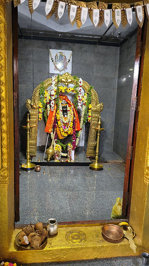 ಜೇವರ್ಗಿ ತಾಲೂಕಿನ ರಾಸಣಗಿಯ ಶ್ರೀ ಬಲಭೀಮಸೇನ ದೇವಸ್ಥಾನದಲ್ಲಿ ದೇವರಿಗೆ ಶಾಸೊಕ್ತವಾಗಿ ಚಮ್ಮಾವುಗೆ (ಪಾದರೆ ) ಸಮರ್ಪಣೆ ಮಾಡಲಾಯಿತು. 