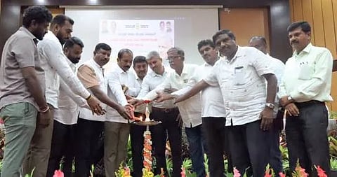   ರಾಮನಗರದಲ್ಲಿ ನಡೆದ ದೇವರಾಜ ಅರಸು ಜನ್ಮ ದಿನಾಚರಣೆ ಕಾರ್ಯಕ್ರಮವನ್ನು ಹಿಂದುಳಿದ ವರ್ಗಗಳ ಕಲ್ಯಾಣ ಇಲಾಖೆ ಜಿಲ್ಲಾ ಅಧಿಕಾರಿ ಬೋರೇಗೌಡ, ಒಕ್ಕೂಟದ ಅಧ್ಯಕ್ಷ ನಾಗರಾಜು, ಉಮೇಶ್ ಮುಂತಾದವರು ಉದ್ಘಾಟಿಸಿದರು. 