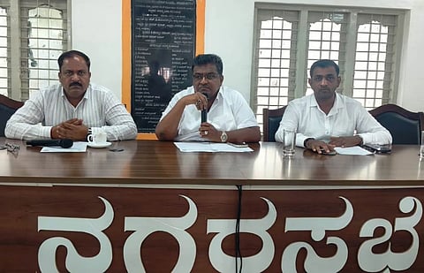  ರಾಮನಗರ ನಗರಸಭೆಯಲ್ಲಿ ನಡೆದ ವಿಶೇಷ ಸಾಮಾನ್ಯ ಸಭೆಯಲ್ಲಿ ಅಧ್ಯಕ್ಷ ಕೆ.ಶೇಷಾದ್ರಿ, ಆಯುಕ್ತ ಜಯಣ್ಣ, ಸ್ಥಾಯಿ ಸಮಿತಿ ಅಧ್ಯಕ್ಷ ಮೊಹಮದ್ ಆರೀಫ್ ಇದ್ದರು.
