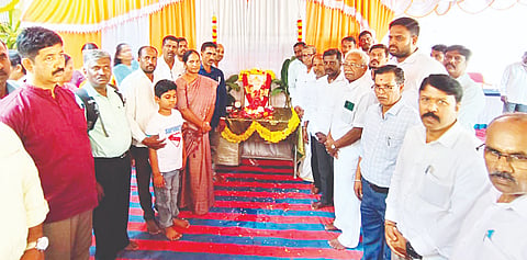 ಸಾಲಿಗ್ರಾಮ ತಾಲೂಕು ಆಡಳಿತದಿಂದ ಬಸವಣ್ಣನವರ ಜಯಂತಿ ಕಾರ್ಯಕ್ರಮಕ್ಕೆ ತಹಸೀಲ್ದಾರ್ ರುಕಿಯ ಬೇಗಂ ಚಾಲನೆ ನೀಡಿದರು. ತೇಜಮೂರ್ತಿ, ಸರಗೂರು ಶಿವು, ಭೇರ್ಯ ಪ್ರಕಾಶ್, ದಡದಹಳ್ಳಿ ನಟರಾಜ್ ಇದ್ದರು.