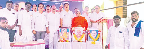 ಹೊನಗುಂಟಾದಲ್ಲಿ ಹಮ್ಮಿಕೊಂಡಿದ್ದ ಡಾ.ಬಿ.ಆರ್​.ಅಂಬೇಡ್ಕರ್​ ಜಯಂತಿಯನ್ನು ಜಿಪಂ ಮಾಜಿ ಸದಸ್ಯ ಶಿವಾನಂದ ಪಾಟೀಲ್​ ಉದ್ಘಾಟಿಸಿದರು. ಅರ್ಚಸ್ಮತಿ ಮಾತಾಜಿ, ಮರಿಯಪ್ಪ ಹಳ್ಳಿ, ಭೀಮಾಶಂಕರ ಖೇಣಿ, ಮರೆಪ್ಪ ಮೇತ್ರೆ ಇತರರಿದ್ದರು.