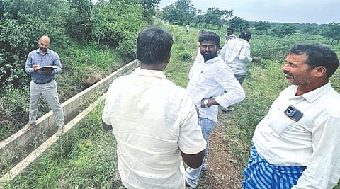  ಜೇವರ್ಗಿ ತಾಲೂಕಿನ ಹಾಲಗಡ್ಲಾದಲ್ಲಿ ನಡೆಯುತ್ತಿರುವ ಕೆರೆ ಸುಧಾರಣೆ ಕಾಮಗಾರಿಯನ್ನು ಲೋಕಾಯುಕ್ತ ಅಧಿಕಾರಿ ತೇಜಸ್​ ಪರಿಶೀಲಿಸಿದರು. ಮಹಾಂತಪ್ಪ, ಮಧುಸೂದನ ತಿಮ್ಮಾಪೂರಿ ಇತರರಿದ್ದರು.