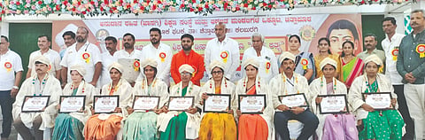 ಚಿತ್ತಾಪುರದಲ್ಲಿ ತಾಲೂಕು ಅನುದಾನ ರಹಿತ (ಖಾಸಗಿ) ಶಿಕ್ಷಣ ಸಂಸ್ಥೆ ಮತ್ತು ಆಡಳಿತ ಮಂಡಳಿಗಳ ಒಕ್ಕೂಟದಿಂದ ಹಮ್ಮಿಕೊಂಡಿದ್ದ ತಾಲೂಕು ಮಟ್ಟದ ಶಿಕ್ಷಕರ ದಿನಾಚರಣೆಯಲ್ಲಿ ಸಾಧಕರಿಗೆ ಶಿಕ್ಷಕ ರತ್ನ ಪ್ರಶಸ್ತಿ ನೀಡಿ ಸತ್ಕರಿಸಲಾಯಿತು. ಶ್ರೀ ಸಿದ್ಧಲಿಂಗ ಸ್ವಾಮೀಜಿ, ನಾಗರೆಡ್ಡಿ ಪಾಟೀಲ್​, ಡಾ.ಫಾರೂಕ್​ ಮಣೂರ, ಜಗದೇವ ದಿಗ್ಗಾಂವಕರ್​, ರವಿ ಕುಲಕರ್ಣಿ, ಶ್ರೀನಿವಾಸ ಪೆಂದು, ಅನ್ವರ್​ ಇತರರಿದ್ದರು.