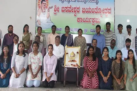 ಆನಂದಪುರ ಸಮೀಪದ ಇರುವಕ್ಕಿ ಕೃಷಿ ಮತ್ತು ತೋಟಗಾರಿಕೆ ವಿವಿಯಲ್ಲಿ ಆಯೋಜಿಸಿದ್ದ ಬಸವ ಜಯಂತಿಯಲ್ಲಿ ಡಾ. ಆರ್.ಸಿ.ಜಗದೀಶ್, ಡಾ. ಎಸ್.ಶ್ರೀಧರ, ಡಾ. ಪ್ರದೀಪ್ ಇತರರಿದ್ದರು.