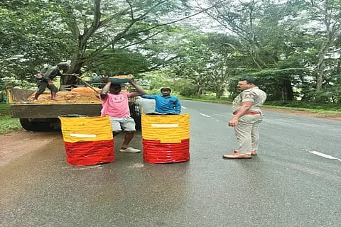 ಆನಂದಪುರ ಸಮೀಪ ಐಗಿನಬೈಲು ಬಳಿ ಪೊಲೀಸರು ಬ್ಯಾರಲ್ಗಳಿಗೆ ರೇಡಿಯಂ ಸ್ಟಿಕರ್ ಅಂಟಿಸಿದರು. ಪ್ರವೀಣ್, ಕಾರ್ಮಿಕರು ಇದ್ದರು.