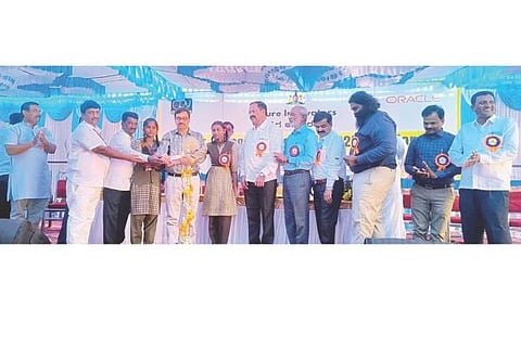 ಅರಕೇರಾ ಸಮೀಪದ ಶಿವಂಗಿ ಗ್ರಾಮದಲ್ಲಿ ಹಮ್ಮಿಕೊಂಡಿದ್ದ ಜಿಲ್ಲಾ ಮಟ್ಟದ ಅಂತರ್ ಶಾಲಾ ವಿಜ್ಞಾನ ಮೇಳ ಕಾರ್ಯಕ್ರಮವನ್ನು ಡಯಟ್ ಉಪನಿರ್ದೇಶಕ (ಅಭಿವೃದ್ಧಿ) ಚಂದ್ರಶೇಖರ ಭಂಡಾರಿ  ಉದ್ಘಾಟಿಸಿದರು. ಕ್ರೈ ಸಂಸ್ಥೆಯ ದಕ್ಷಿಣ ಭಾರತ ಪ್ರಾದೇಶಿಕ ನಿರ್ದೇಶಕ ಜಾನ್ ರಾಬೋರ್ಟ್, ಬಿಇಒ ಮಲ್ಲಿಕಾರ್ಜುನ, ವಿಜ್ಞಾನ ಪ್ರಚಾರಕ ಹರಿವರ್ಸನ್ ವಿನಾಯಗಮ್, ಡಯಟ್ ಉಪನ್ಯಾಸಕ ಗದ್ಗಿ ಬಸಪ್ಪ,  ಕ್ಷೇತ್ರ ಸಮನ್ವಯಾಧಿಕಾರಿ ಶಿವರಾಜ ಪೂಜಾರಿ ಇತರರಿದ್ದರು.
