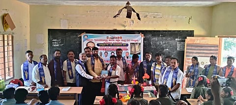 ಅರಕೇರಾ ತಾಲೂಕಿನ ರಾಮದುರ್ಗ ಸರ್ಕಾರಿ ಪ್ರೌಢ ಶಾಲೆಯಲ್ಲಿ ಆಯೋಜಿಸಿದ್ದ ವಿದ್ಯಾರ್ಥಿಗಳ ನಡೆ ಸಂವಿಧಾನ ಕಡೆ ಕಾರ್ಯಕ್ರಮದಲ್ಲಿ ಸಂವಿಧಾನ ಪೀಠಿಕೆಯನ್ನು ಮುಖ್ಯ ಶಿಕ್ಷಕ ಲಕ್ಷ್ಮಣ ನಾಯಕಗೆ ಸಮತಾ ಗ್ರಾಮೀಣಾಭಿವೃದ್ಧಿ ಹಾಗೂ ಶಿಕ್ಷಣ ಸಂಸ್ಥೆ ಪ್ರಧಾನ ಕಾರ್ಯದರ್ಶಿ ಬಸವರಾಜ ಬ್ಯಾಗವಾಟ್ ನೀಡಿದರು