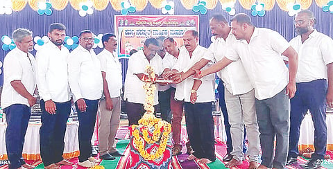 ಚನ್ನರಾಯಪಟ್ಟಣದ ನವೋದಯ ವಿದ್ಯಾಸಂಘದ ಆವರಣದಲ್ಲಿ ನಡೆದ ಸಂಸ್ಥೆಯ ಸರ್ವಸದಸ್ಯರ ವಾರ್ಷಿಕ ಮಹಾಸಭೆಯನ್ನು ಶಾಸಕ ಸಿ.ಎನ್. ಬಾಲಕೃಷ್ಣ ಉದ್ಘಾಟಿಸಿದರು. ಸಿ.ಜೆ.ಮಂಜುನಾಥ್, ಕೆ.ಪಿ.ಶರತ್, ಗನ್ನಿಗಿರೀಶ್, ಆನಂದ್ ಕಾಳೇನಹಳ್ಳಿ, ಎಂ.ಎನ್. ಸಂತೋಷ್ ಇದ್ದರು.