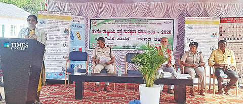 ಚನ್ನರಾಯಪಟ್ಟಣದ ಟೈಮ್ಸ್ ಪಿಯು ಕಾಲೇಜಿನಲ್ಲಿ ಸಾರಿಗೆ ಇಲಾಖೆ, ತಾಲೂಕು ಕಾನೂನು ಸೇವಾ ಸಮಿತಿ ವತಿಯಿಂದ ಆಯೋಜಿಸಿದ್ದ ಕಾನೂನು ಅರಿವು ಕಾರ್ಯಕ್ರಮದಲ್ಲಿ ಪ್ರಧಾನ ಸಿವಿಲ್ ನ್ಯಾಯಾಧೀಶೆ ವಿ.ಕುಸುಮಾ ಮಾತನಾಡಿದರು. ಎನ್.ಕುಮಾರ್, ಎ.ಸಿ.ಸುನೀಲ್ ಕುಮಾರ್, ಎನ್.ಆರ್.ಆಶಾ, ಎಸ್.ಎಸ್.ಪಾಷಾ ಇದ್ದರು. 