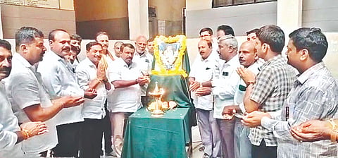 ಚನ್ನರಾಯಪಟ್ಟಣ ತಾಲೂಕು ಆಡಳಿತ ವತಿಯಿಂದ ಆಯೋಜಿಸಿದ್ದ ಜಗಜ್ಯೋತಿ ಬಸವೇಶ್ವರರ ಜಯಂತ್ಯುತ್ಸವದಲ್ಲಿ ಬಸವಣ್ಣನ ಭಾವಚಿತ್ರಕ್ಕೆ ಶಾಸಕ ಸಿ.ಎನ್. ಬಾಲಕೃಷ್ಣ  ಪುಷ್ಪಾರ್ಚನೆ ಸಲ್ಲಿಸಿದರು.  ಪವನ್, ಹಡೇನಹಳ್ಳಿ ಲೋಕೇಶ್, ಮಹೇಶ್ ಕಬ್ಬಾಳು ಇತರರಿದ್ದರು.
