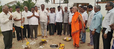 ಚನ್ನರಾಯಪಟ್ಟಣದ ಗದ್ದೆರಾಮೇಶ್ವರ ದೇವಾಲಯದ ರಸ್ತೆ ಅಭಿವೃದ್ಧಿಗೆ ಶಾಸಕ ಬಾಲಕೃಷ್ಣ ಭೂಮಿಪೂಜೆ ನೆರವೇರಿಸಿದರು. ರಾಮಗುಡಿಭಟ್ಟರು, ಆನಂದ್‌ಕಾಳೇನಹಳ್ಳಿ ಇತರರಿದ್ದರು. 