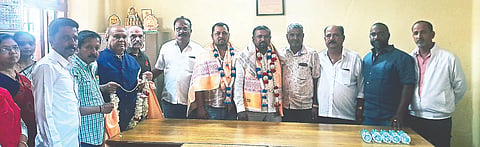 ನವೋದಯ ವಿದ್ಯಾಸಂಘಕ್ಕೆ ಕಾರ್ಯದರ್ಶಿಯಾಗಿ ಆಯ್ಕೆಯಾದ ಜಲೇಂದ್ರ ಕುಮಾರ್ ಮತ್ತು ಖಜಾಂಚಿಯಾಗಿ ಮರುವನಹಳ್ಳಿ ಸಂತೋಷ್ ಅವರನ್ನು ಅಭಿನಂದಿಸಲಾಯಿತು. ಸಿ.ಜೆ.ಮಂಜುನಾಥ್, ಡಾ.ಪ್ರಮೋದ್, ಆನಂದ್ ಕಾಳೇನಹಳ್ಳಿ, ರಾಘು, ತಾ.ಒಕ್ಕಲಿಗರ ಸಂಘದ ಅಧ್ಯಕ್ಷ ಜಯಪಾಲ್, ಗೌ.ಅಧ್ಯಕ್ಷ ಶಿವೇಗೌಡ, ತಾಲೂಕು ವಕೀಲರ ಸಂಘದ ಅಧ್ಯಕ್ಷ ನಿಂಗರಾಜು ಇತರರು ಇದ್ದರು.
