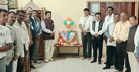 ದೊಡ್ಡಬಳ್ಳಾಪುರ ಆರ್​.ಎಲ್​.ಜಾಲಪ್ಪ ಸಮೂಹ ಶಿಕ್ಷಣ ಸಂಸ್ಥೆಗಳಲ್ಲಿ ಹಮ್ಮಿಕೊಂಡಿದ್ದ ಅರಸು ಮತ್ತು ಮಾಜಿ ಪ್ರಧಾನಿ ರಾಜೀವ್​ಗಾಂಧಿ ಜನ್ಮದಿನದ ಕಾರ್ಯಕ್ರಮದಲ್ಲಿ ಆರ್​ಎಲ್​ಜೆಐಟಿ ಪ್ರಾಂಶುಪಾಲ ಡಾ.ಜಿ.ಮುರಳಿ, ಮಾನವ ಸಂಪನ್ಮೂಲ ನಿರ್ದೇಶಕ ಎನ್​.ಎಸ್​.ಬಾಬುರೆಡ್ಡಿ, ಡೀನ್​ ಡಾ.ಶ್ರೀನಿವಾಸರೆಡ್ಡಿ, ಎಸ್​ಡಿಯುಐಎಂ ಪ್ರಾಂಶುಪಾಲ ಡಾ.ಗೌರಪ್ಪ, ಉಪಪ್ರಾಂಶುಪಾಲ ಡಾ.ಆರ್​.ಎಂ.ಸುನಿಲ್​ಕುಮಾರ್​, ಪಾಲಿಟೆಕ್ನಿಕ್​ ಕಾಲೇಜು ಪ್ರಾಂಶುಪಾಲ ಡಾ.ನರಸಿಂಹರೆಡ್ಡಿ ಇದ್ದರು.