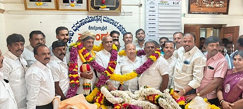 ದೊಡ್ಡಬಳ್ಳಾಪುರದ ಟಿಎಪಿಸಿಎಂಎಸ್​ನ ನೂತನ ಅಧ್ಯಕ್ಷ ಡಿ.ಸಿದ್ದರಾಮಯ್ಯ ಮತ್ತು ಉಪಾಧ್ಯಕ್ಷ ಜಗನ್ನಾಥ ಅವರನ್ನು ಡಿಪಿಎ ಅಧ್ಯಕ್ಷ ಚುಂಚೇಗೌಡ ಸನ್ಮಾನಿಸಿದರು. ಮುಖಂಡರಾದ ರಾಮಣ್ಣ, ಆಂಜನಮೂರ್ತಿ, ಬೈರೇಗೌಡ, ಕೆ.ಪಿ.ಜಗನ್ನಾಥ, ರವಿಕುಮಾರ್​, ನಿರ್ದೇಶಕರಾದ ವೆಂಕಟೇಶ್​, ಕೆಂಪೇಗೌಡ, ಆನಂದ್​, ಲಕ್ಷಿ$್ಮ ನಾಗೇಶ್​ ಇದ್ದರು.