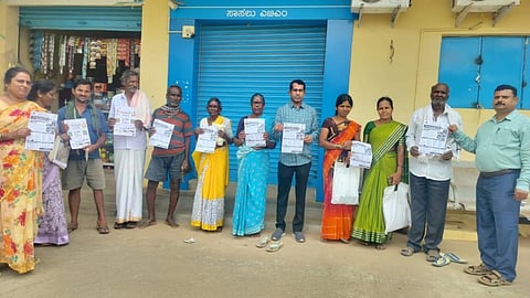 ದೊಡ್ಡಬಳ್ಳಾಪುರ ಸಾಸಲು ಗ್ರಾಮ ಪಂಚಾಯಿತಿಯಲ್ಲಿ ಜಾಬ್​ ಕಾರ್ಡ್​ ಕುರಿತು ಜಾಗೃತಿ ಮೂಡಿಸಲಾಯಿತು. ಪಂಚಾಯಿತಿ ಅಭಿವೃದ್ಧಿ ಅಧಿಕಾರಿ ಶಿವಾನಂದ ಮರಿಕೇರಿ, ಐಇಸಿ ಸಂಯೋಜಕ ಚಂದ್ರಶೇಖರ, ಗ್ರಾಪಂ ಸಿಬ್ಬಂದಿ, ಸ್ವಸಹಾಯ ಸಂಗಳ ಮಹಿಳೆಯರು ಇದ್ದರು.