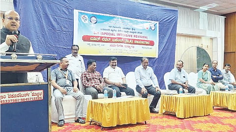 ಗಂಗಾವತಿಯಲ್ಲಿ ಹಮ್ಮಿಕೊಂಡಿದ್ದ ಗಂಗಾವತಿ ವಿಧಾನಸಭಾ ಕ್ಷೇತ್ರ ಮತದಾರರ ಪಟ್ಟಿ ವಿಶೇಷ ಸಮಗ್ರ ಪರಿಷ್ಕರಣೆ 2026ರ ಬೂತ್ ಮಟ್ಟದ ಏಜೆಂಟರ ಕಾರ್ಯಾಗಾರದಲ್ಲಿ ಡಿಸಿ ಡಾ.ಸುರೇಶ ಬಿ.ಇಟ್ನಾಳ ಮಾತನಾಡಿದರು. ಎಸಿ ಕ್ಯಾ.ಮಹೇಶ ಮಾಲಗಿತ್ತಿ, ಜಿಪಂ ಯೋಜನಾ ನಿದೇಶಕ ಶ್ಯಾಮಸುಂದರ ಕಾಂಬ್ಳೆ ಇತರರಿದ್ದರು.
