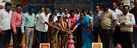ಹನೂರಿನಲ್ಲಿ ಆಯೋಜಿಸಿದ್ದ ತಾಲೂಕು ಮಟ್ಟದ ಪ್ರತಿಭಾ ಕಾರಂಜಿ ಸ್ಪರ್ಧಾ ಕಾರ್ಯಕ್ರಮವನ್ನು ತಹಸೀಲ್ದಾರ್ ಕೆ.ಎನ್ ಚೈತ್ರಾ ಉದ್ಘಾಟಿಸಿದರು. ಮಹೇಶ್, ಗುರುಸ್ವಾಮಿ, ಕೃಷ್ಣೇಗೌಡ, ಶಿವಮಲ್ಲು, ಚಂದ್ರಶೇಖರ್, ಮಹೇಶ್ ಇತರರಿದ್ದರು.