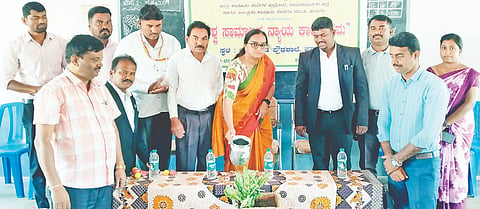 ಹನೂರಿನ ಜಿ.ವಿ. ಗೌಡ ಪ್ರೌಢಶಾಲೆಯಲ್ಲಿ ಆಯೋಜಿಸಿದ್ಧ ವಿಶ್ವ ಸಾಮಾಜಿಕ ನ್ಯಾಯ ದಿನಾಚರಣೆ ಕಾರ್ಯಕ್ರಮವನ್ನು ಕೆ.ಎನ್. ಚೈತ್ರಾ ಉದ್ಘಾಟಿಸಿದರು. ನಂದಕುಮಾರ್, ಅಶೋಕ್‌ಕುಮಾರ್, ಮಹಾದೇವ, ಶಾಂತರಾಜು ಇತರರಿದ್ದರು.