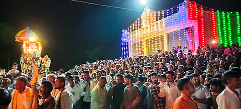 ಮಂಗಲ ಗ್ರಾಮದಲ್ಲಿ ಯುಗಾದಿ ಹಬ್ಬದಂದು ಕೋಣನ ಮಾರಮ್ಮ ದೇವಿಯ ಉತ್ಸವ ಮೂರ್ತಿಯ ಮೆರವಣಿಗೆಯು ವಿಜೃಂಭಣೆಯಿಂದ ನೆರವೇರಿತು. 
