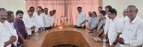 ಹನೂರಿನಲ್ಲಿ ರಾಷ್ಟ್ರೀಯ ಹಬ್ಬಗಳ ಆಚರಣಾ ಸಮಿತಿ ವತಿಯಿಂದ ಬಸವ ಜಯಂತಿಯನ್ನು ಆಚರಿಸಲಾಯಿತು. ಕೆ.ಎನ್ ಚೈತ್ರಾ, ಮಹೇಶ್, ಸೋಮಶೇಖರ್, ಉದ್ದನೂರು ಪ್ರಸಾದ್, ಬಸವರಾಜಪ್ಪ ಇತರರಿದ್ದರು. 