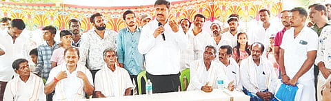  ಮಂಗಲ ಗ್ರಾಮದಲ್ಲಿ ಆಯೋಜಿಸಿದ್ದ ಆದಿಶಕ್ತಿ ಬಣ್ಣದಮ್ಮ ದೇಗುಲದ ಜೀರ್ಣೋದ್ಧಾರ ಕಾರ್ಯಕ್ರಮದಲ್ಲಿ ಶಾಸಕ ಎಂ.ಆರ್.ಮಂಜುನಾಥ್ ಮಾತನಾಡಿದರು. ಶಿವರಾಮೇಗೌಡ, ರಾಜಶೇಖರಗೌಡ, ಶಿವರಾಮು ಇತರರಿದ್ದರು. 
