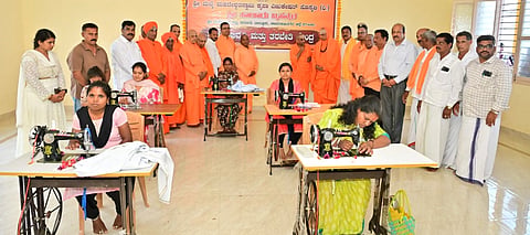 ಶ್ರೀಮಲೆಮಹದೇಶ್ವರ ಬೆಟ್ಟದ ಸಾಲೂರು ಬೃಹನ್ಮಠದಲ್ಲಿ ಕೌಶಲಾಭಿವೃದ್ಧಿ ಮತ್ತು ತರಬೇತಿ ಕೇಂದ್ರವನ್ನು ಸುತ್ತೂರು ಶ್ರೀ ಶಿವರಾತ್ರಿ ದೇಶಿಕೇಂದ್ರ ಸ್ವಾಮೀಜಿ ಉದ್ಘಾಟಿಸಿದರು. ಶ್ರೀ ಶರತ್‌ಚಂದ್ರ ಸ್ವಾಮೀಜಿ, ಡಾ.ಶ್ರೀ ಶಾಂತಮಲ್ಲಿಕಾರ್ಜುನ ಸ್ವಾಮೀಜಿ, ಎ.ಆರ್ ಕೃಷ್ಣಮೂರ್ತಿ, ಡಾ.ಎಸ್ ದತ್ತೇಶ್‌ಕುಮಾರ್, ಶಿವರಾಜಪ್ಪ ಇತರರಿದ್ದರು.