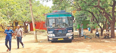 ಹನೂರು ಅರಣ್ಯ ಇಲಾಖೆಯ ಕಚೇರಿ ಆವರಣದಲ್ಲಿ ಬೀಡು ಬಿಟ್ಟಿರುವ ಪೊಲೀಸ್ ಪಡೆ.