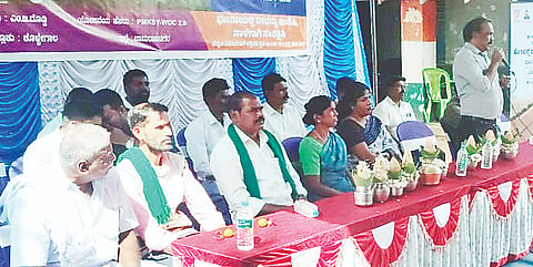  ಎಂ.ಟಿ ದೊಡ್ಡಿ ಗ್ರಾಮದಲ್ಲಿ ಆಯೋಜಿಸಿದ್ಧ ಜಲಾನಯನ ಮಹೋತ್ಸವ ಕಾರ್ಯಕ್ರಮದಲ್ಲಿ ಕೃಷಿ ಇಲಾಖೆಯ ಸಹಾಯಕ ನಿರ್ದೇಶಕ ರಂಗಸ್ವಾಮಿ ಮಾತನಾಡಿದರು. ರೇವತಿ, ಮನೋಹರ್, ಚಿಕ್ಕರಾಜು ಇತರರು ಇದ್ದರು. 