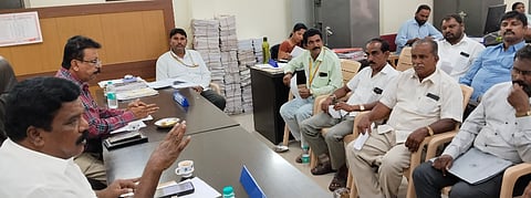 ಹನೂರು ತಾಲೂಕು ಪಂಚಾಯಿತಿಯಲ್ಲಿ ಆಯೋಜಿಸಿದ್ಧ ಗ್ಯಾರಂಟಿ ಯೋಜನೆಗಳ ಅನುಷ್ಠಾನ ಸಮಿತಿ ಸಭೆಯು ಅಧ್ಯಕ್ಷ ರಾಚಯ್ಯ ಅಧ್ಯಕ್ಷತೆಯಲ್ಲಿ ನಡೆಯಿತು. ಉಮೇಶ್, ಭೋಗನಾಯಕ, ಸೋಮಶೇಖರ್, ಸಿದ್ದಪ್ಪಾಜಿ ಇತರರಿದ್ದರು. 